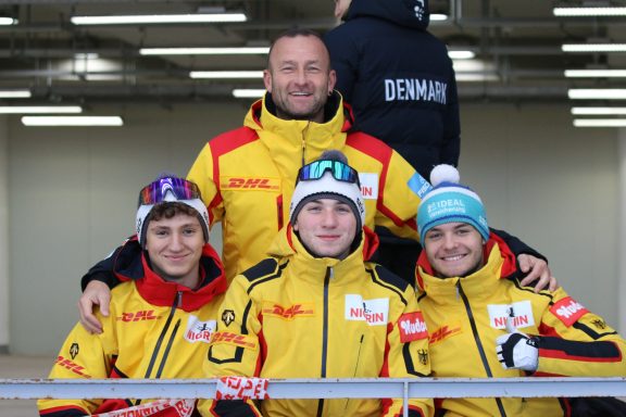 Julian Klein Pyeongchang Nov 2023 YOG Team Germany (v.l.n.r.: Ben Mielke, Julian Klein, Tillmann Hecking; oben: Coach Rene Tierfelder)