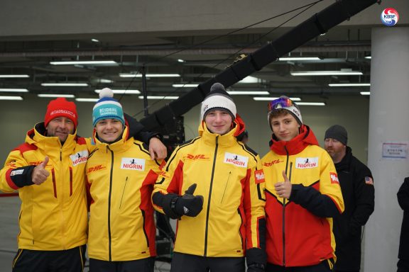 Julian Klein Pyeongchang März 2023 YOG Quali Team Germany beim Start (v.l.n.r.: Rene Tierfelder, Tillmann Hecking, Julian Klein, Ben Mielke)